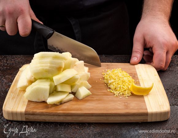 Из яблок удалите сердцевину с семечками, нарежьте тонкими дольками, сбрызните лимонным соком. Натрите цедру лимона. 