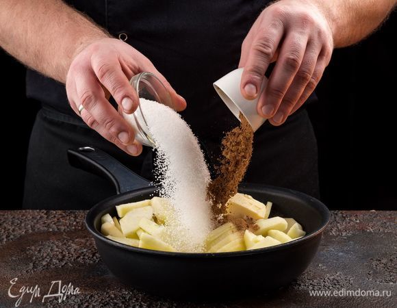 Обжарьте яблоки на сливочном масле, добавив сахар и корицу. 