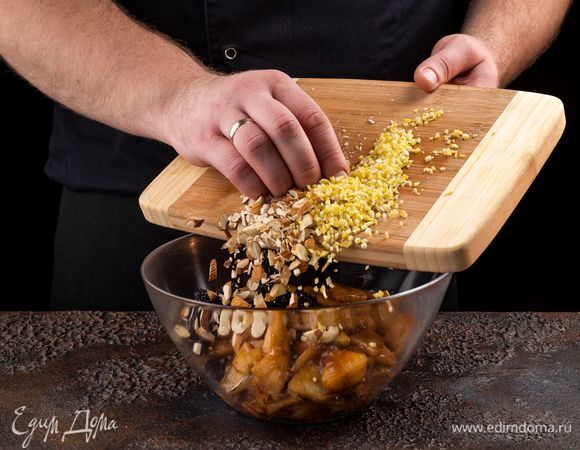 Миндаль измельчите ножом или в блендере. Изюм обдайте кипятком.