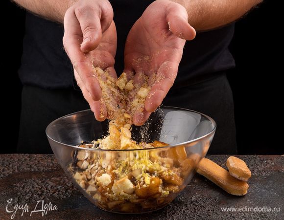 Затем у яблок слейте оставшуюся жидкость, добавьте цедру лимона, изюм, измельченные орехи и покрошите печенье.