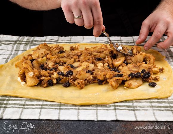 Растяните тесто, смажьте сливочным маслом, сверху положите начинку.