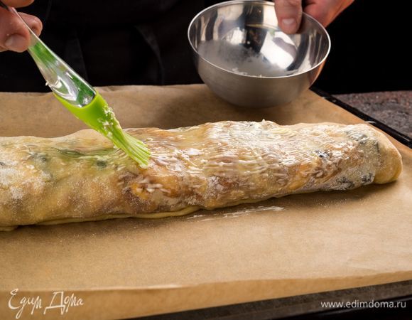 Смажьте штрудель оставшимся сливочным маслом.