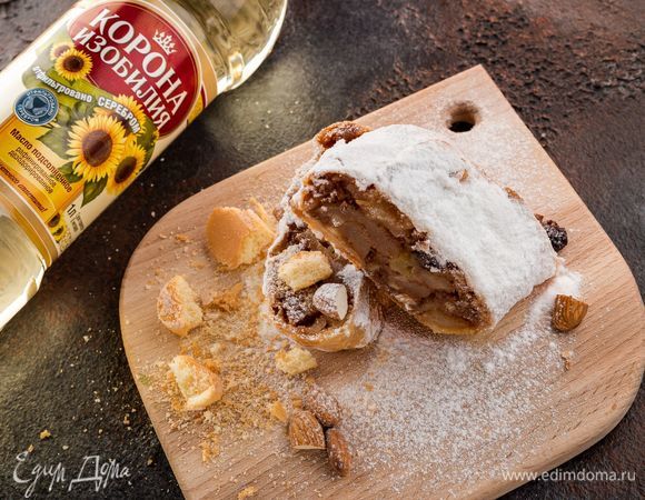 Противень выстелите пергаментом, посыпьте мукой и уложите на него штрудель швом вниз. Выпекайте 40 минут. Приятного чаепития!