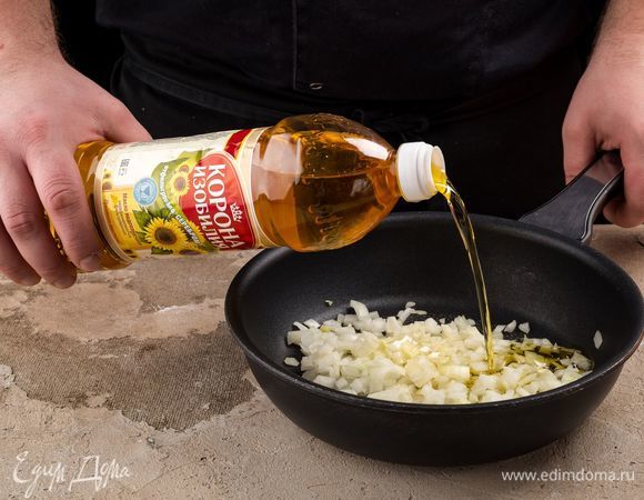 В сковороду налейте нерафинированное подсолнечное масло ТМ «Корона изобилия», добавьте лук и обжарьте до полуготовности. 