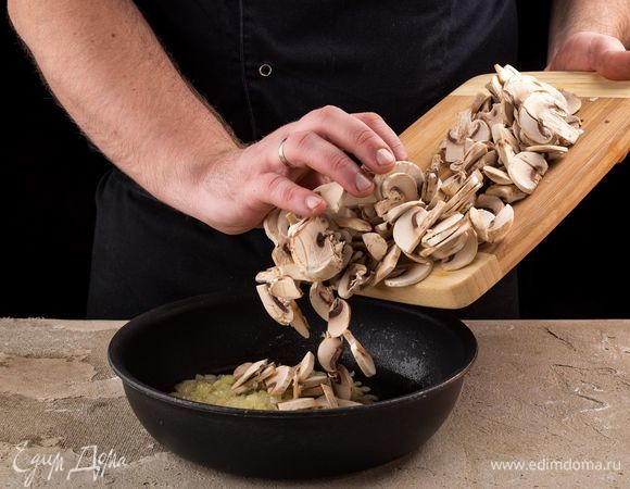 Добавьте шампиньоны. Готовьте еще 7 минут, помешивая. Добавьте соль и перец по вкусу. Снимите с огня и охладите до комнатной температуры.