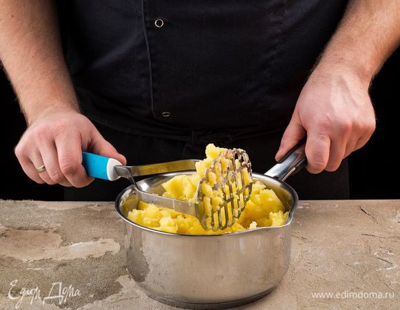 Картофель очистите и отварите до готовности в подсоленной воде. Слейте воду и приготовьте пюре.