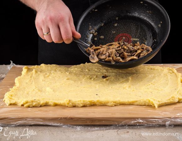 Распределите картофельное пюре на пленке в виде прямоугольника. Толщина слоя — 1 см.