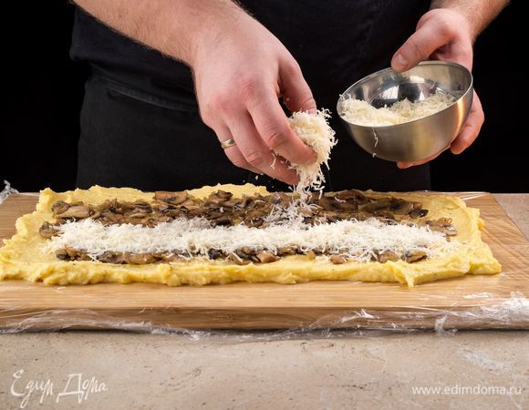 Сверху выложите грибную начинку, натрите сыр.
