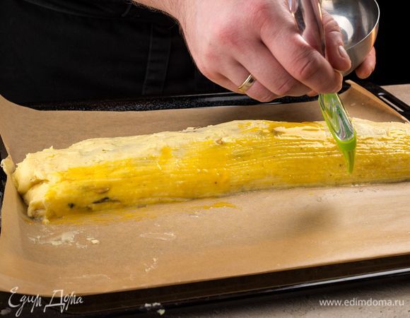 Смажьте картофельный рулет желтком. Запекайте в духовке 30 минут при 200°С. 