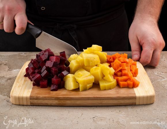 Отварите заранее морковь, свеклу, картофель. Очистите и нарежьте все кубиками.