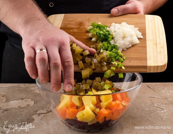 Нарежьте кубиками огурцы. Соедините овощи. Добавьте измельченный лук, специи по вкусу.