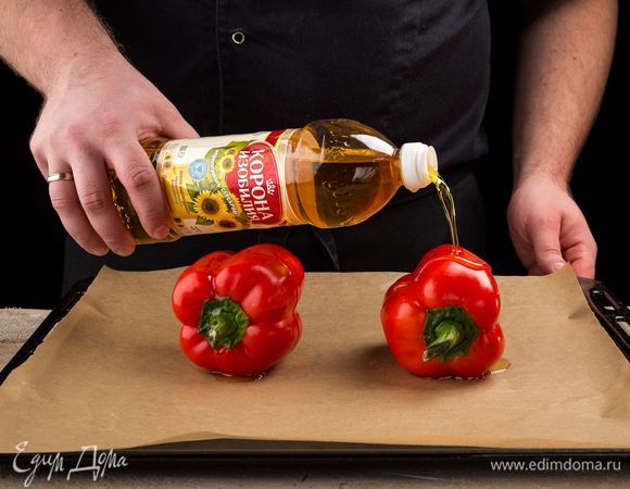 Болгарский перец очистите от семян и плодоножки, сбрызните нерафинированным подсолнечным маслом ТМ «Корона изобилия» и запеките в духовке.