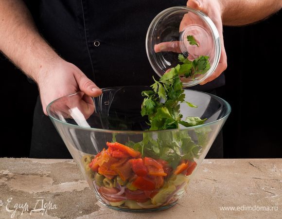 Брынзу разомните вилкой. Петрушку порвите руками. Соедините все ингредиенты.