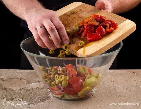 Сверху выложите печеный перец. 