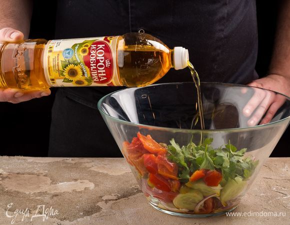 Сбрызните салат нерафинированным подсолнечным маслом ТМ «Корона изобилия».