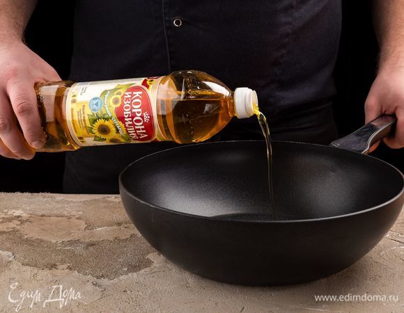 В сковороду налейте немного подсолнечного масла ТМ «Корона изобилия». 