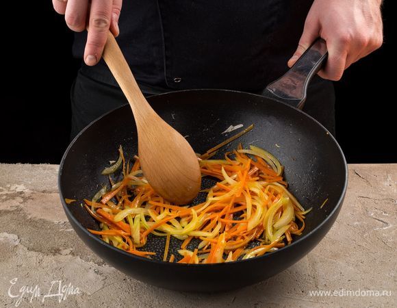 Обжарьте измельченный лук и тертую морковь.