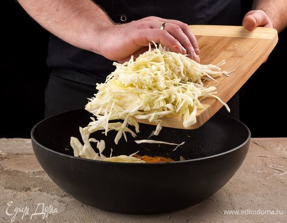 Добавьте капусту, немного воды. 