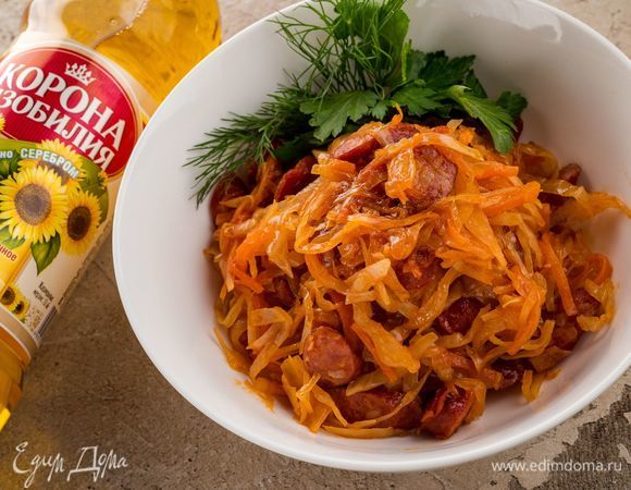 Когда капуста и поджарка будут готовы, смешайте все вместе. Ароматная домашняя солянка готова! Приятного аппетита!