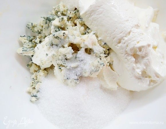 Смешиваем сливочный сыр, мелко нарезанный сыр с плесенью, сметану и сахар (на самых низких оборотах миксера или венчиком).