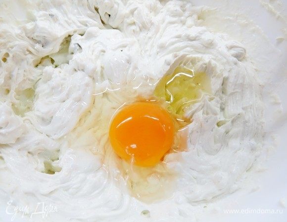 По одному добавляем яйца, перемешиваем, затем добавляем крахмал и снова перемешиваем.