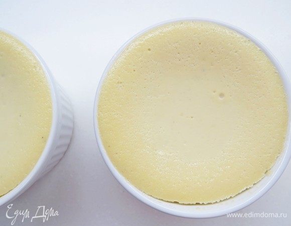 Полностью остыв, начинка станет плотной, сохранив при этом шелковистую текстуру. 
Даем чизкейкам полностью остыть и ставим наши баночки в холодильник минимум на 3 часа.
Перед подачей холодные сливки, предназначенные для украшения, взбить до устойчивых пиков.