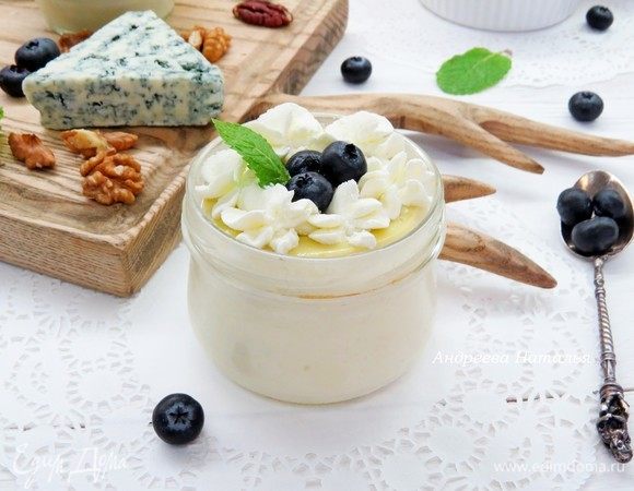 Спустя отведенное время достаем наши порционные чизкейки, украшаем голубикой, взбитыми сливками и мятой!