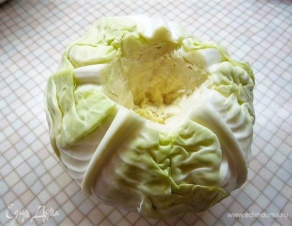 Кочан капусты ополаскиваем теплой водой, вырезаем кочерыжку и опускаем в кастрюлю с кипящей подсоленной водой на 2-3 минуты. 