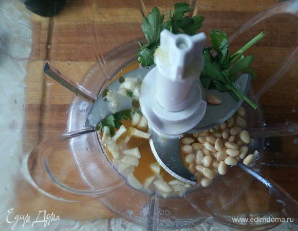 Приготовить маринад для рыбы. Для этого в блендере смешать орехи, петрушку, чеснок, оливковое масло. Получится что-то типа соуса песто, правда, без базилика. Можете заменить петрушку на базилик.