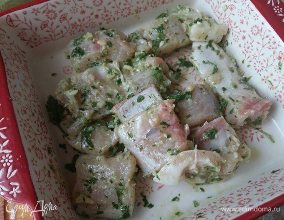 Рыбу сложить в посуду, посолить, обмазать в маринаде, накрыть пленкой и убрать в холодильник на 30 минут.