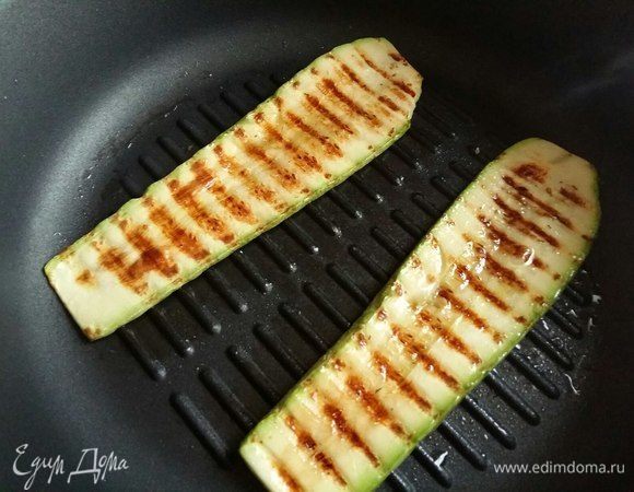 Обжарить на сковороде-гриль по очереди все кабачки, добавляя при обжаривании каждый раз по 1ст. л. растительного масла. Выложить на бумажные полотенца и тщательно обсушить от излишек масла.