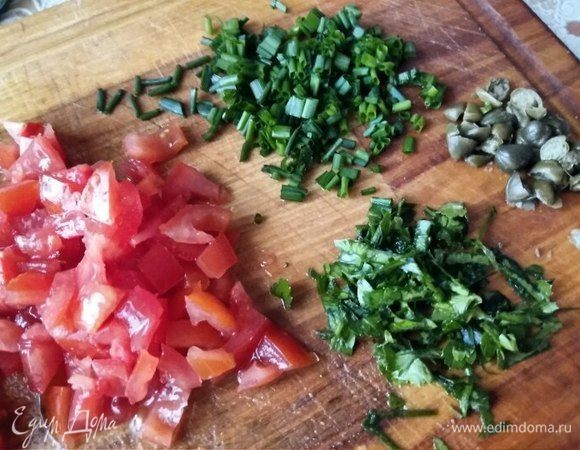 Нарезать мелко помидоры, шнитт-лук, петрушку и каперсы.