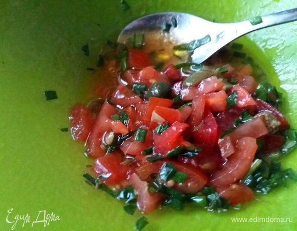 Смешать с оливковым маслом, посолить, поперчить, перемешать.