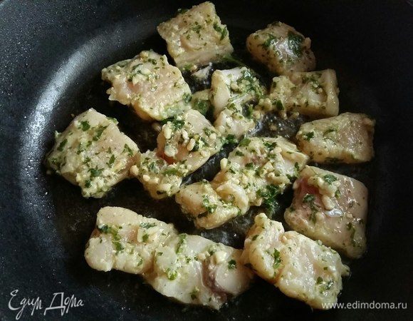 Достать из холодильника рыбу и обжарить на сковороде до готовности.