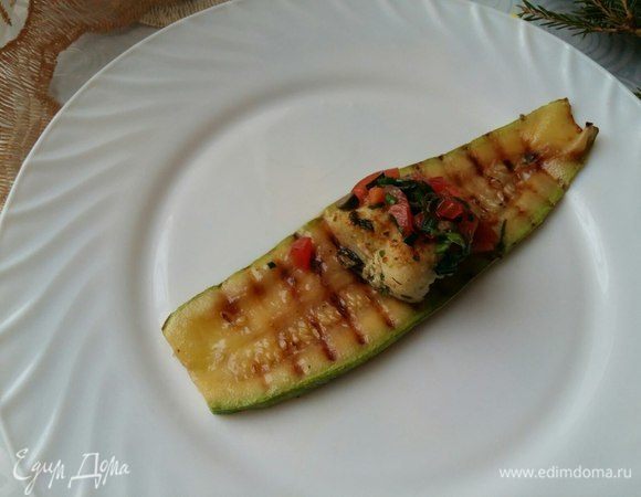 И начнем делать роллы. Выложить кусочек рыбы на середину полоски кабачка.