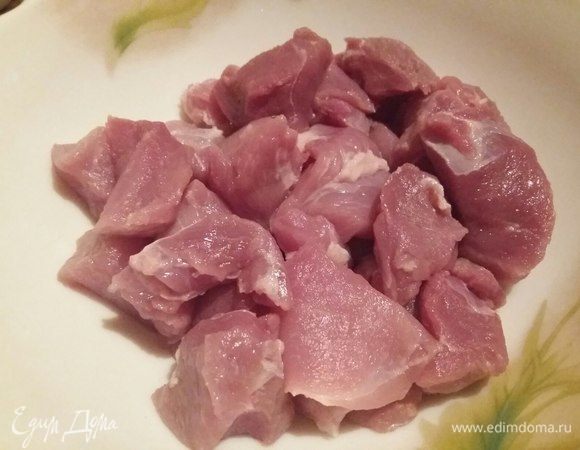 Взять хороший кусок свиного окорока. Обмыть, нарезать на средней крупности кусочки.