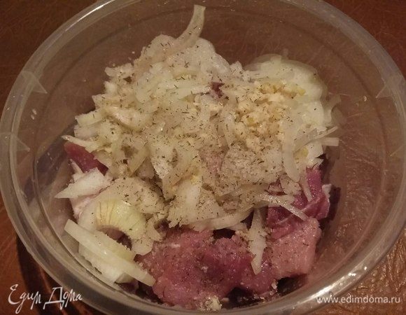 Сложить в емкость, в которой будет мариноваться мясо, нарезать 1 шт. лука репчатого, посолить, поперчить, хорошо помять руками лук с мясом.