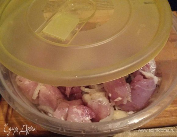 Накрыть крышкой и убрать в холодильник мариноваться на 1 сутки.