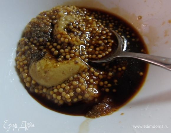 Для маринада: смешиваем два вида горчицы, соевый соус, травки-приправки (по вкусу). Перец и соль, если для вас соевого соуса мало.