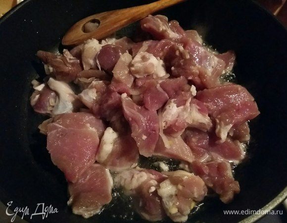 Достать мясо из холодильника, обжарить на сковороде на среднем огне. Мясо пустит сок, а когда сок выпарится, обжарить немного в течение примерно 10 минут. Переложить в тарелку.