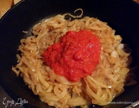 Добавить протертые томаты, перемешать. У меня соус домашний, по рецепту Ярославы, чудный рецепт, рекомендую, очень вкусно. Рецепт можно посмотреть здесь: https://www.edimdoma.ru/retsepty/85921-sous-iz-zapechennyh-pomidorov. 