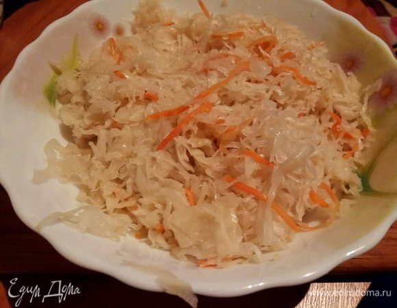 Взять квашеную капусту, если слишком соленая, то промыть под проточной водой, я же этого не делаю. 