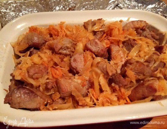 Взять форму для запекания, переложить в нее капусту, мясо. 