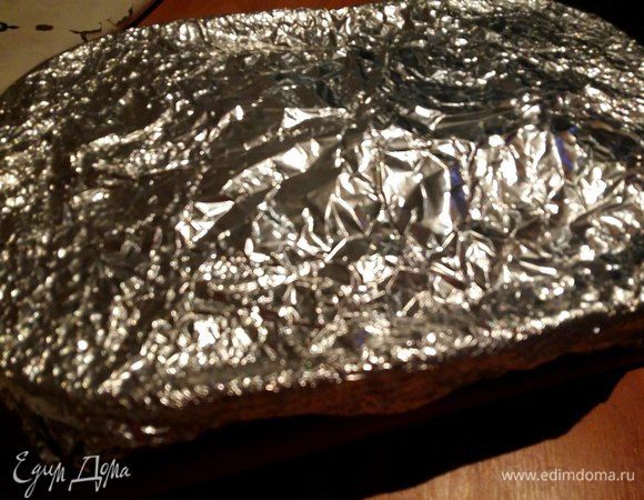 Накрыть плотно фольгой и поставить на 1ч. 30 мин. в духовку при 180°С. Если у формы/чугунка есть крышка, то накройте крышкой.