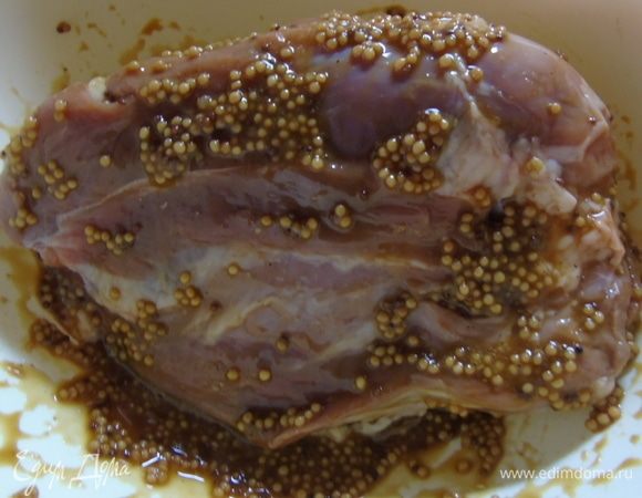 Хорошо обмазываем маринадом.