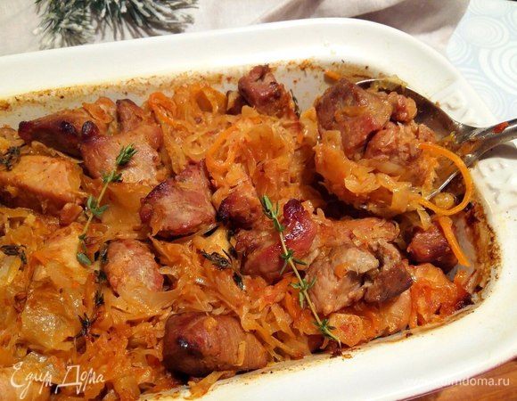 На выходе достаем из духовки ароматнейшее мягкое, наивкуснейшее (не побоюсь этого слова) мясо с капустой. Подаем к столу на обед или на ужин. 