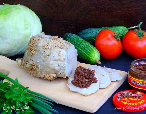 Мясо кладем в глубокий противень или в форму для запекания и наливаем воду, чтобы доставала до половины мяса. Запекаем при температуре 200°С 60–80 минут. При необходимости добавляйте воду. Выключите духовку, но мясо не доставайте, пусть постепенно остывает. Для того, чтобы мясо нарезалось красиво, нужно его остудить в холодильнике минимум 5–6 часов, лучше — ночь. Приятного аппетита!