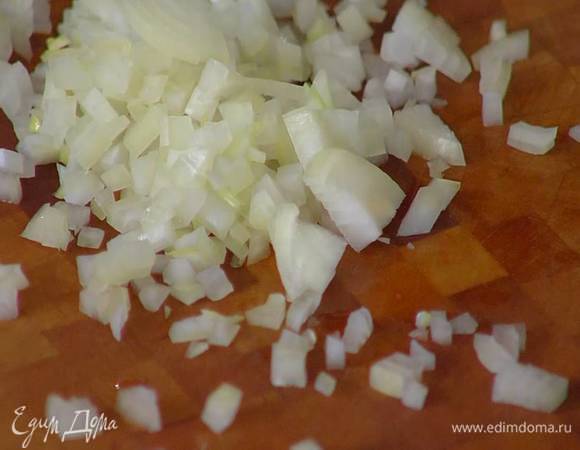 Оставшуюся луковицу почистить и мелко порубить.