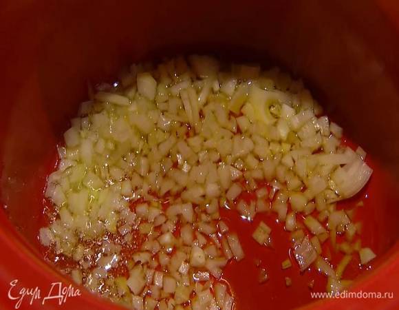 В тяжелой кастрюле с толстым дном разогреть оливковое масло и обжарить лук.