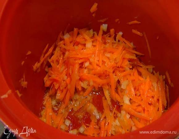 Морковь почистить, натереть на крупной терке, добавить в кастрюлю с луком и все обжарить.